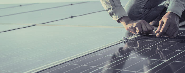 Přebytečnou energii, kterou vaše solární panely vyrobí ve slunné dny, si u nás uložíte do Virtuální baterie. 